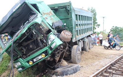 Xe tải chết máy trên đường sắt khiến tàu hỏa gặp nạn
