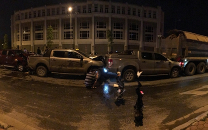 Hà Nội: 3 xe bán tải và 1 xe tải dồn toa giữa phố