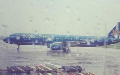 Máy bay hạ cánh lệch vị trí tại Nội Bài dưới mưa lớn
