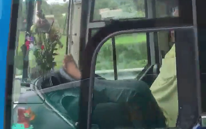 Sa thải tài xế lái xe bằng chân trên cao tốc Trung Lương–TP HCM