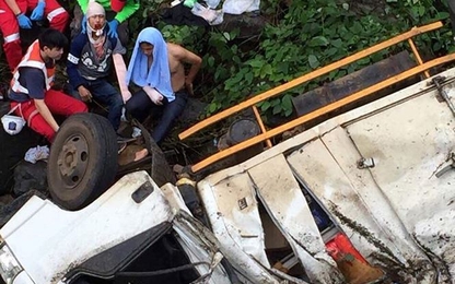 Xe chở hàng cứu trợ Lào lật xuống sông, 3 người thương vong