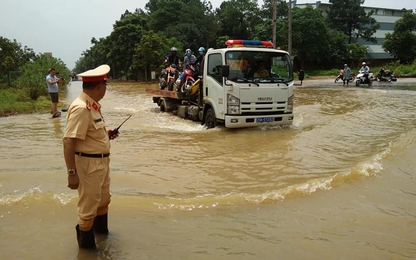 Hà Nội: CSGT dùng xe chuyên dụng giúp dân di chuyển qua vùng ngập úng