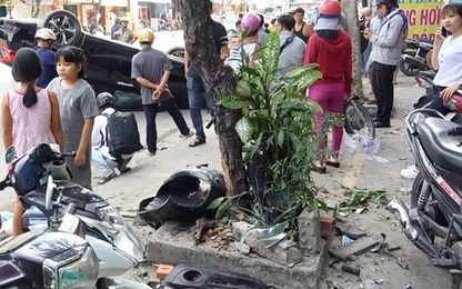 Ôtô lao lên vỉa hè Sài Gòn tông hàng loạt xe máy