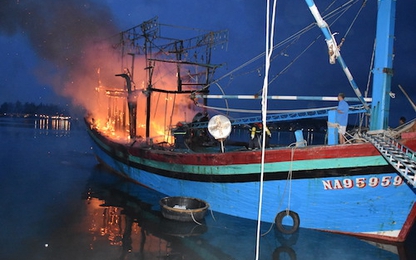 Tàu cá hai lần bốc cháy trong đêm