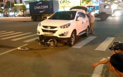Xe máy nát bét dưới gầm ô tô, 2 thiếu nữ bị thương nặng
