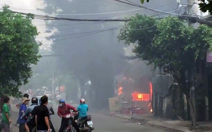 Cháy bãi giữ xe ở Sài Gòn, 3 ôtô bị thiêu rụi
