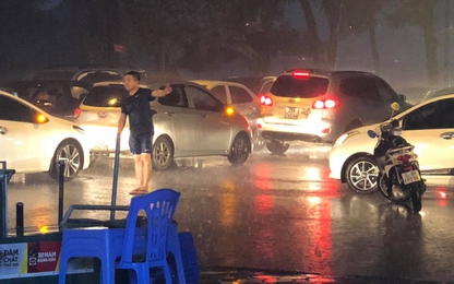 Cư dân mạng khen ngợi thanh niên dầm mưa đứng phân luồng giao thông