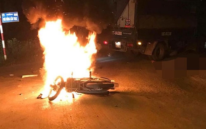 Xe máy bốc cháy sau va chạm với xe tải, một người chết