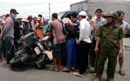 Xe phân khối lớn va chạm với ô tô tải, vợ chết, chồng nguy kịch