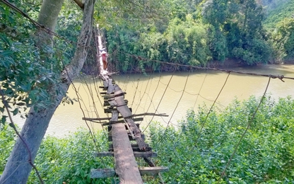 Người dân thấp thỏm vượt qua những cây cầu treo giữa dòng nước cuồn cuộn