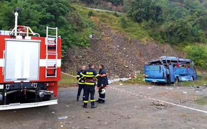 Xe buýt rơi xuống hẻm núi, 15 người thiệt mạng