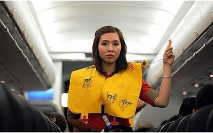 Táy máy nghịch áo phao trên máy bay, nam hành khách bị phạt nặng