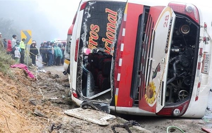 Lật xe khách ở vùng núi Andes, 48 người thương vong