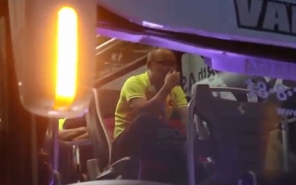 HLV Park Hang Seo khóc sụt sùi trên xe bus sau khi vuột mất HCĐ