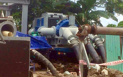TP HCM đưa 3 máy bơm tạm chống ngập đường Nguyễn Hữu Cảnh