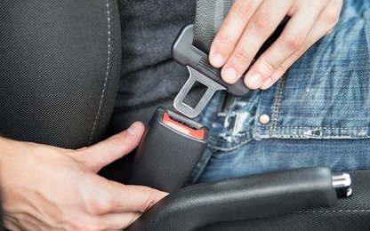 Yêu cầu bắt buộc mọi người thắt dây an toàn khi ngồi trên ôtô