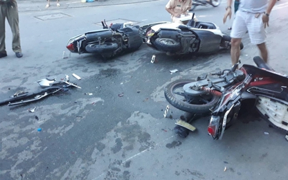 Ô tô tông hàng loạt xe máy ở Sài Gòn, nhiều người bị thương