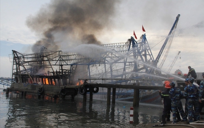 Cháy tàu cá, 11 ngư dân nhảy xuống biển để thoát nạn