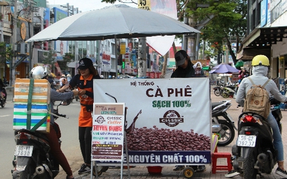 Nở rộ cà phê xe đẩy 'sạch' trên vỉa hè Sài Gòn