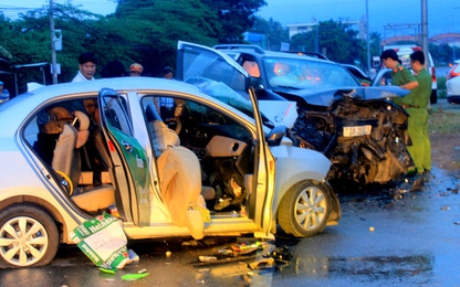 Hai ô tô đấu đầu làm 2 người chết, 6 người bị thương