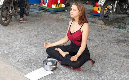Cô gái Nga ngồi thiền trên vỉa hè ở Phú Quốc để xin tiền