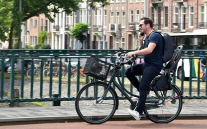 Hà Lan sẽ cấm người đi xe đạp sử dụng điện thoại di động