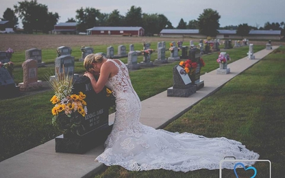 Chú rể qua đời vì TNGT, cô dâu tổ chức đám cưới bên bia mộ