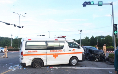 Xe cấp cứu va chạm kinh hoàng với ô tô con, 5 người trọng thương
