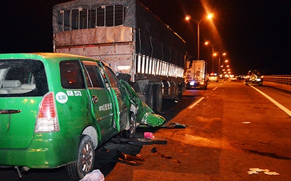 Taxi đâm ôtô tải đậu trên cầu Cần Thơ, 3 người chết