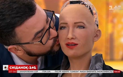 Robot Sofia có nụ hôn đầu đời với "bạn trai" ngay trên sóng truyền hình