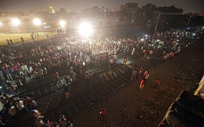 Thảm kịch tàu hỏa cán ngang đám đông mừng lễ hội ở Ấn Độ