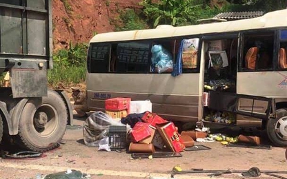 Diễn biến mới vụ xe khách đối đầu xe tải ở Sơn La