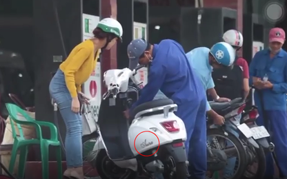 Cô gái dắt xe máy điện đi đổ xăng khiến anh nhân viên hoang mang