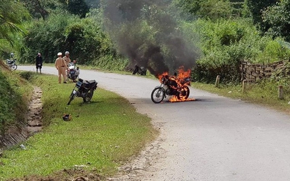 Người đàn ông châm lửa đốt xe máy trước mặt CSGT rồi bỏ đi