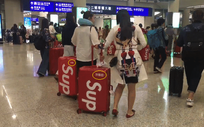 Clip: Hàng trăm chiếc vali "hàng hiếm" xuất hiện ở sân bay Trung Quốc
