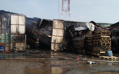 Cháy lớn dữ dội tại kho hàng, tài xế xe tải chạy thoát thân