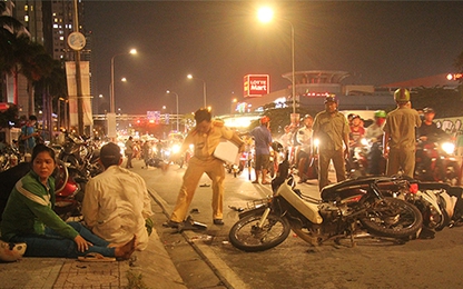 Ôtô tông loạt xe máy ở Sài Gòn, một người tử vong