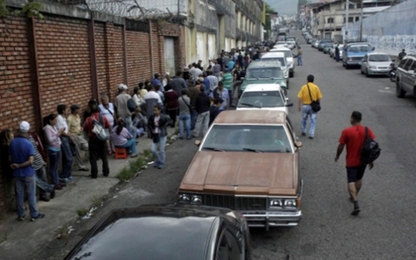 Người Venezuela không dám đi ôtô vì thiếu xăng