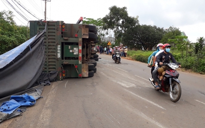 Lâm Đồng: Liên tiếp 2 vụ lật xe chở alumin trong ngày