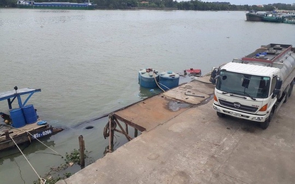 Thuyền chở hàng chục tấn hóa chất chìm trên sông Đồng Nai