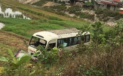 Xe khách mất lái lao xuống ruộng, 7 người bị thương ở Yên Bái