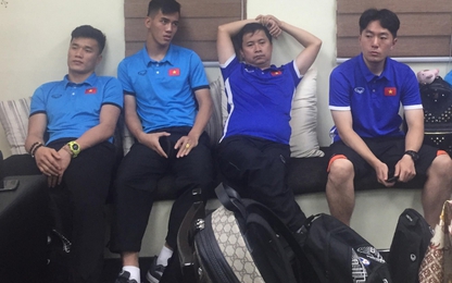 Tuyển Việt Nam vật vờ 3 tiếng chờ nhân viên sân bay Philippines đi ăn