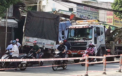 Ôtô tải tông sập 2 căn nhà ở ven Sài Gòn