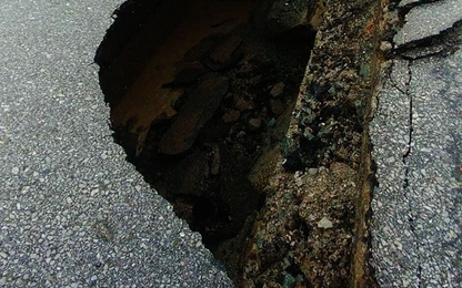 Mặt đường bỗng sụp thành hố lớn ở TP.Vinh