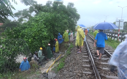 Đường sắt tê liệt, hàng không gián đoạn vì Đà Nẵng ngập nặng