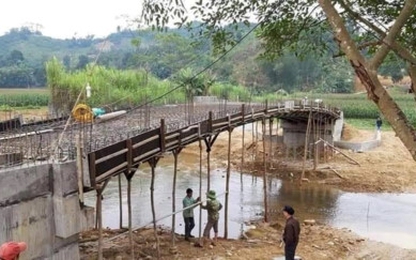 Hé lộ nguyên nhân cây cầu đang xây thì đổ sập xuống suối