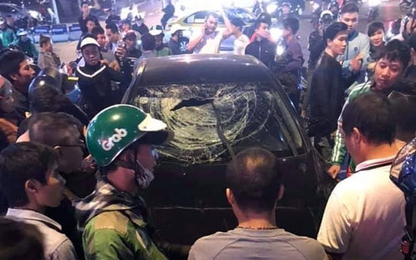 Ô tô gây tai nạn liên hoàn trên phố Hà Nội