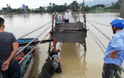 Sập cầu Nha Trang, 4 người cùng xe máy rơi xuống sông