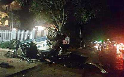 Taxi lật ngửa sau tai nạn, 3 người chết