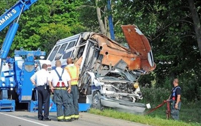 Xe tải đâm xe buýt tại Brazil, gần 30 người thương vong